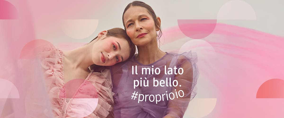 Due donne in abiti rosa e viola con testo #proprioio