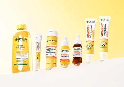 Prodotti Garnier con vitamina C su sfondo giallo