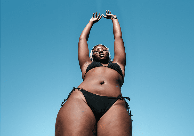 Ragazza in costume al sole