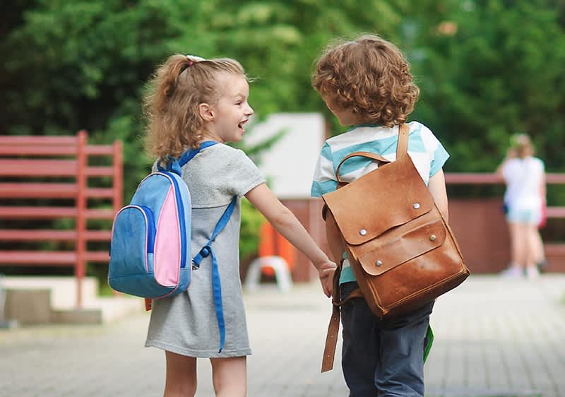 Bambini felici che tornano a scuola