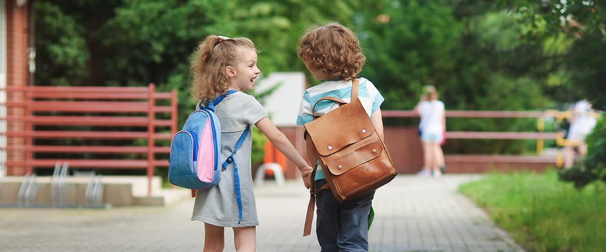 Bambini felici che tornano a scuola