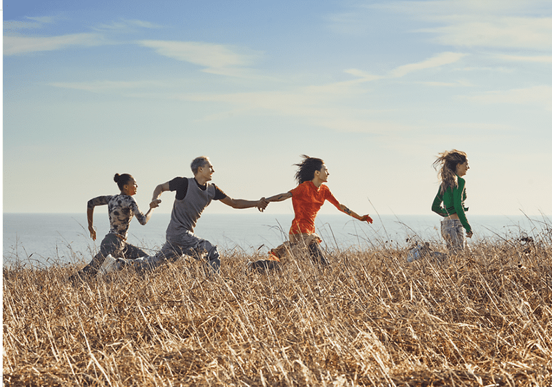 Persone che corrono in un campo vicino al mare