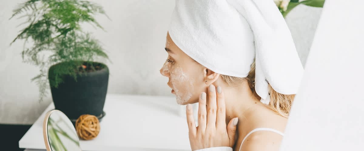 Donna che applica la crema per la sua skincare routine