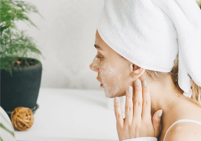 Donna che applica la crema per la sua skincare routine