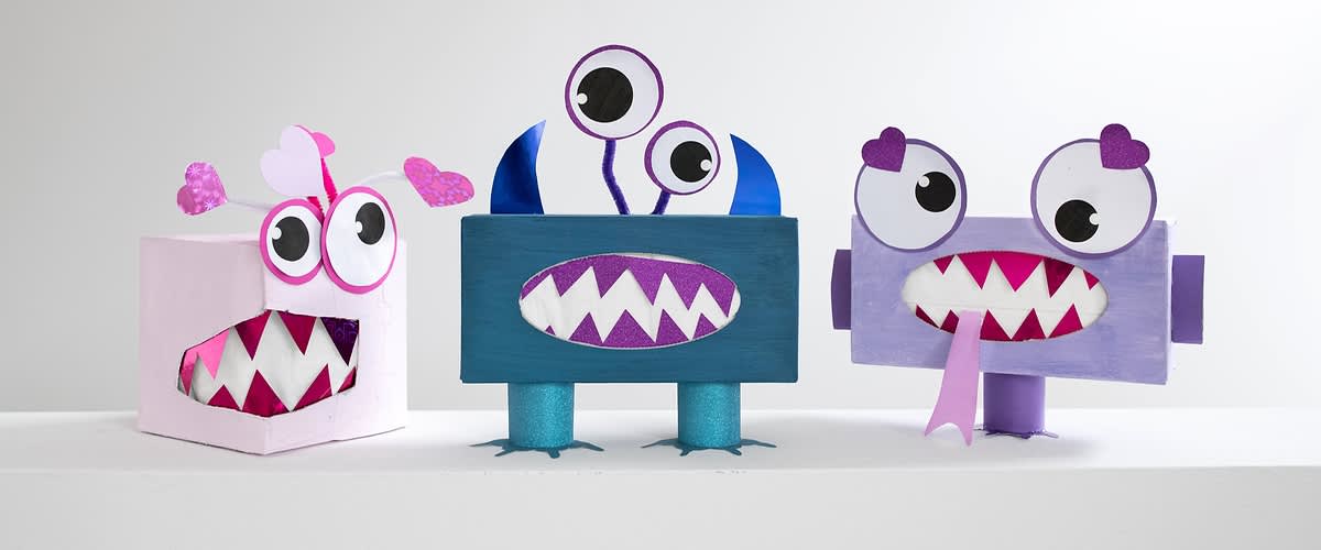 Mostriciattoli con scatole di fazzoletti