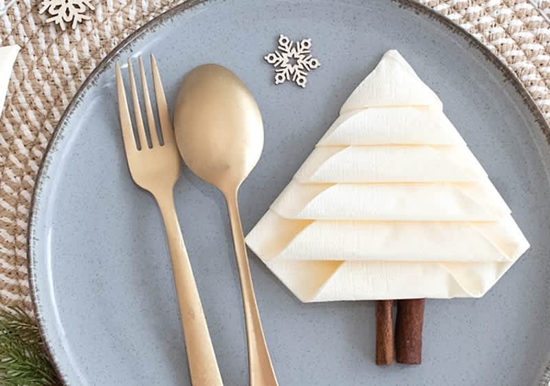 Tovagliolo piegato a forma di albero di Natale