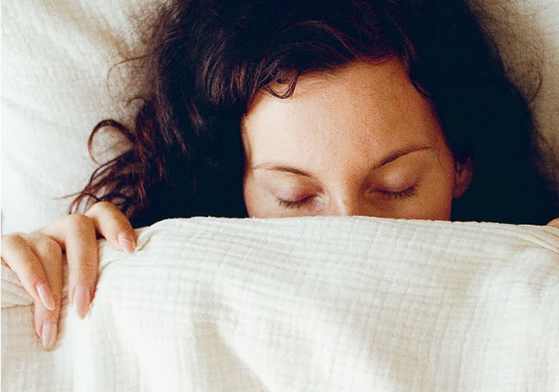 Donna raffreddata sotto alle coperte