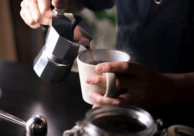 Versando il caffè a casa