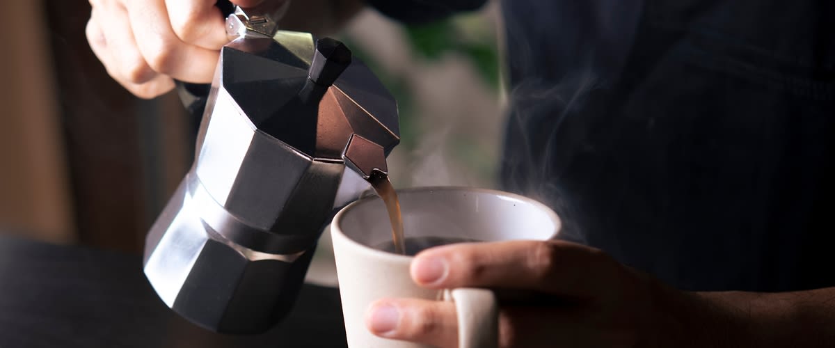 Versando il caffè a casa