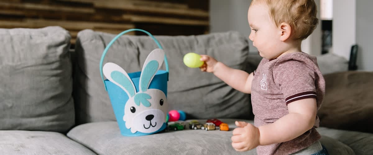 Bambino che gioca con il cestino di Pasqua