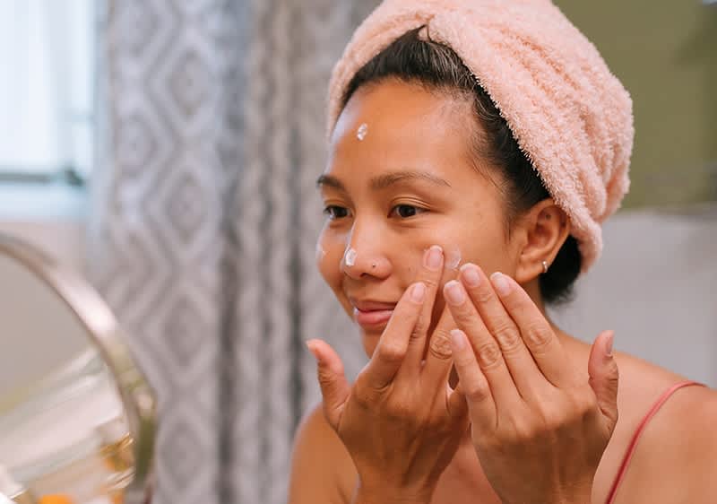 Cura del viso con cosmetici senza microplastiche