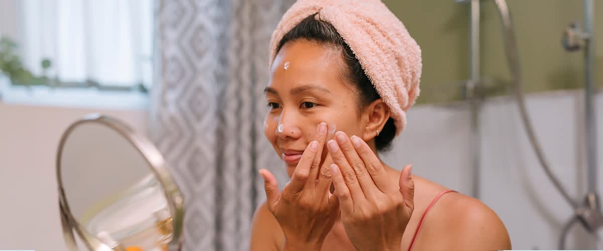 Cura del viso con cosmetici senza microplastiche