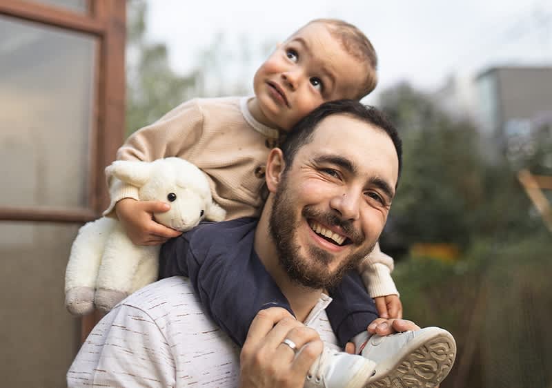 Figlio in braccio al papĂ  per la Festa del papĂ