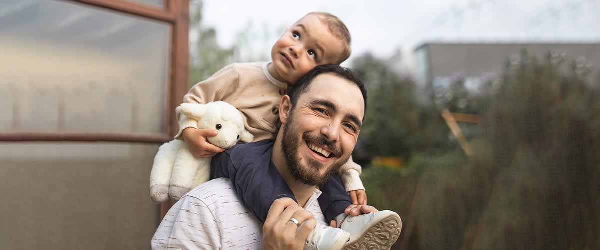 Figlio in braccio al papà per la Festa del papà