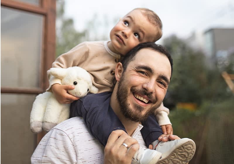 Figlio in braccio al papà per la Festa del papà