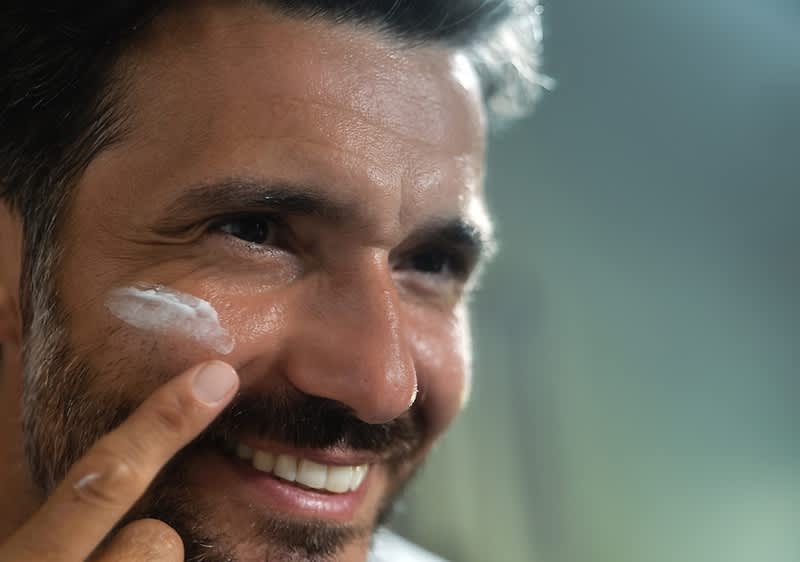 Skincare con crema uomo antirughe