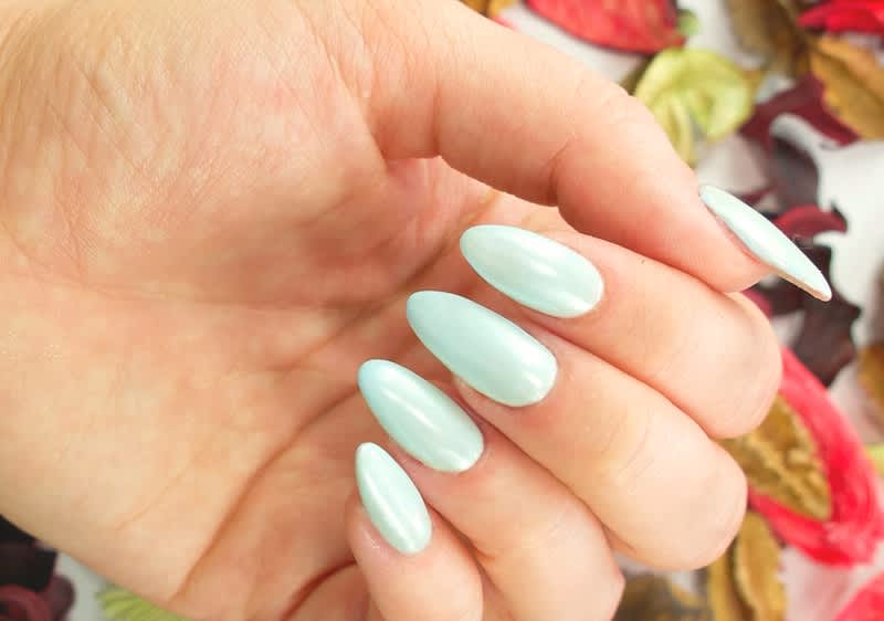 Unghie cromate azzurre