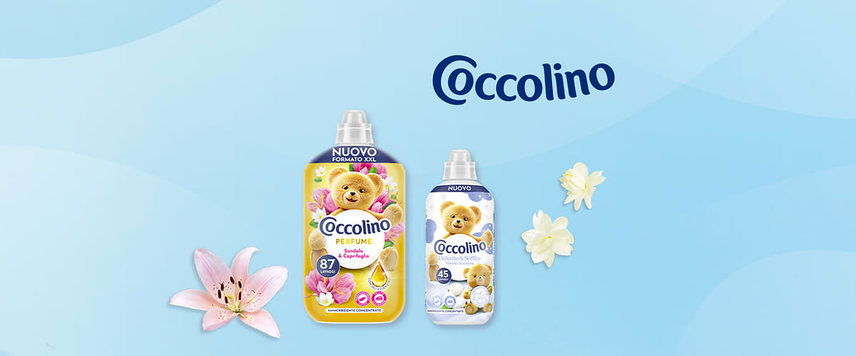 Bottiglie di ammorbidente Coccolino con orsetto su sfondo azzurro e fiori