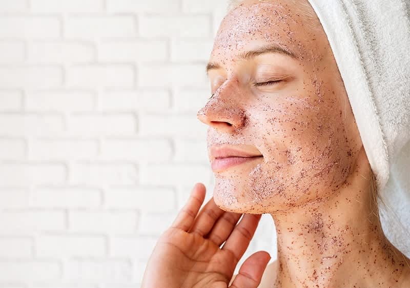 Esfoliazione della pelle con scrub all'acido salicilico su collo e spalla