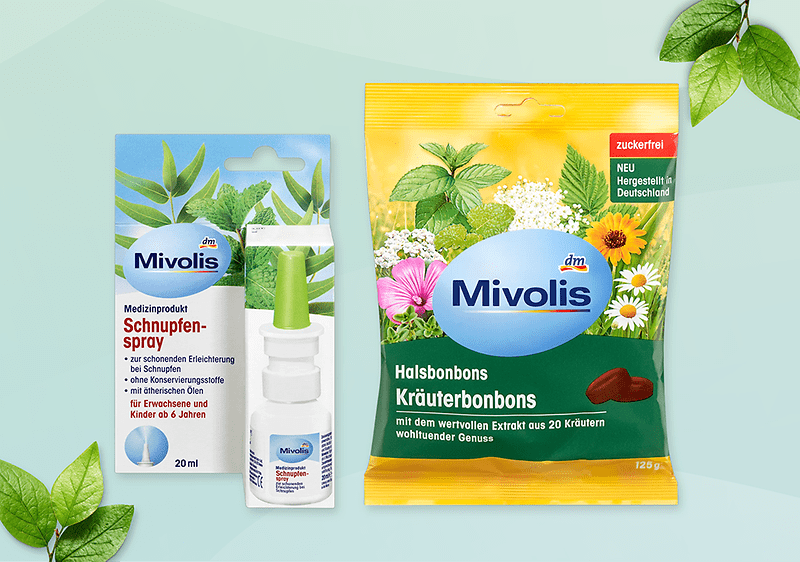 Prodotti Mivolis: spray nasale e caramelle alle erbe per il mal di gola su sfondo verde con foglie