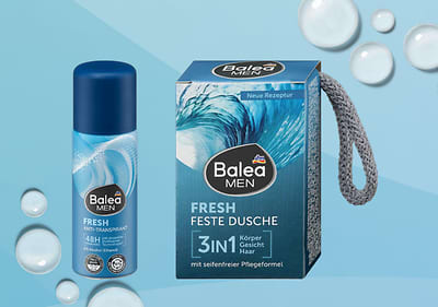 Prodotti Balea Men Fresh con deodorante e bagnoschiuma solido su sfondo azzurro con gocce d'acqua