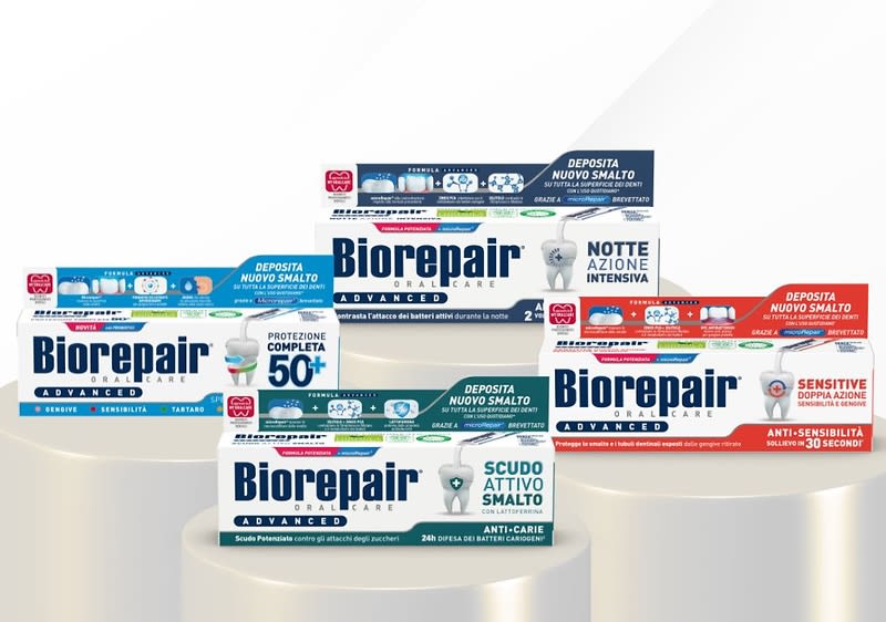 Linee di dentifrici Biorepair su piedistalli con sfondo bianco