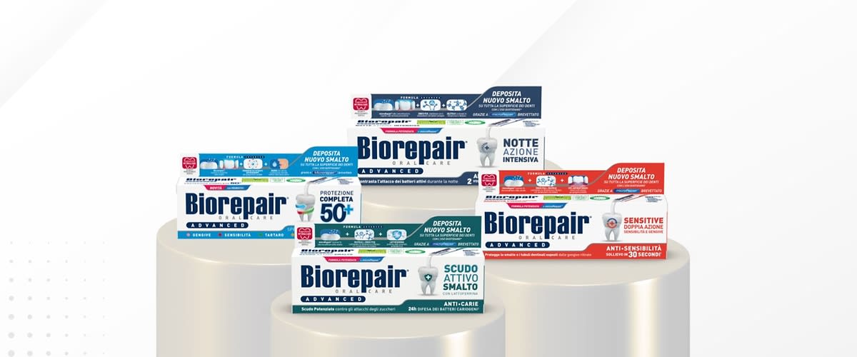 Linee di dentifrici Biorepair su piedistalli con sfondo bianco