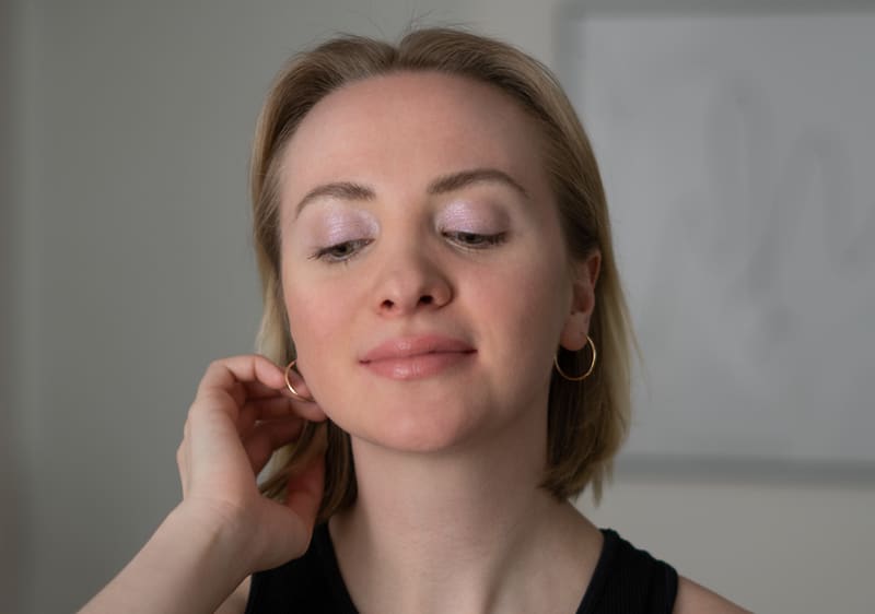 ragazza con trucco adatto alla scuola