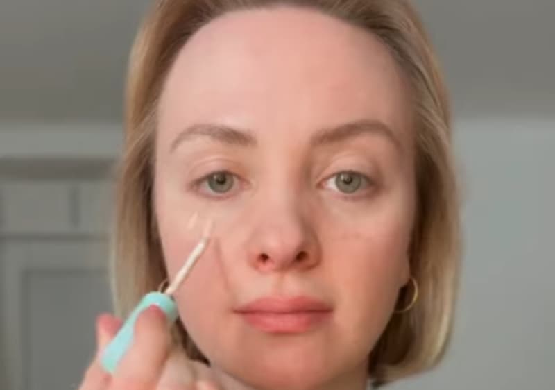 ragazza che si trucca