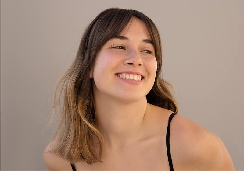 ragazza che sorride con curtain bangs