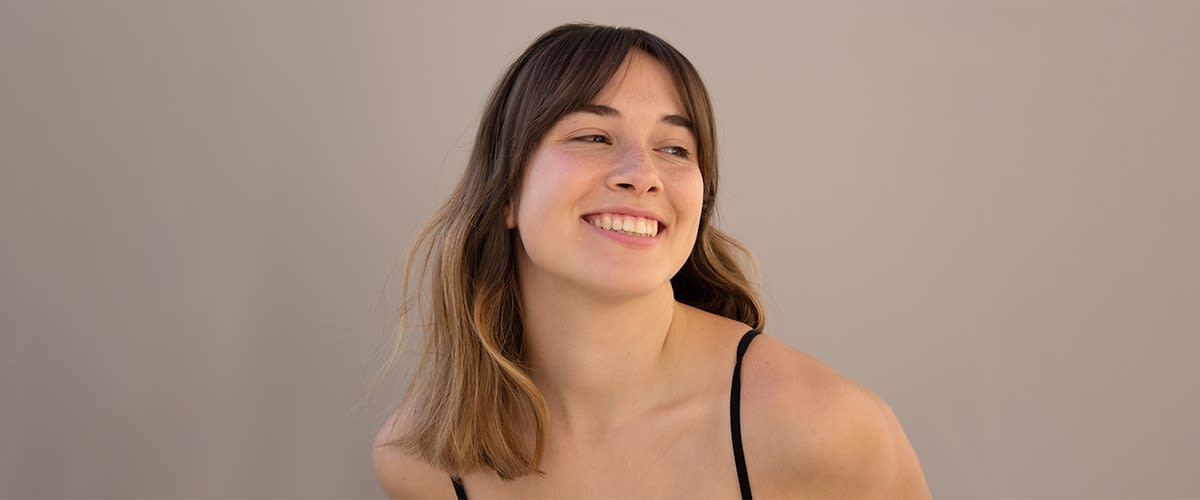 ragazza che sorride con curtain bangs