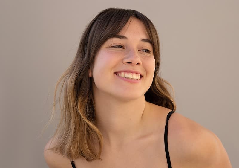 ragazza che sorride con curtain bangs