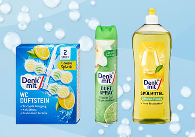 Prodotti per la pulizia Denkmit con profumo di limone su sfondo azzurro con bolle di sapone