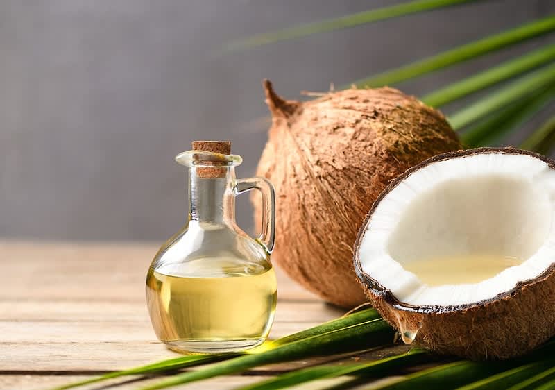 Olio di cocco per capelli e viso