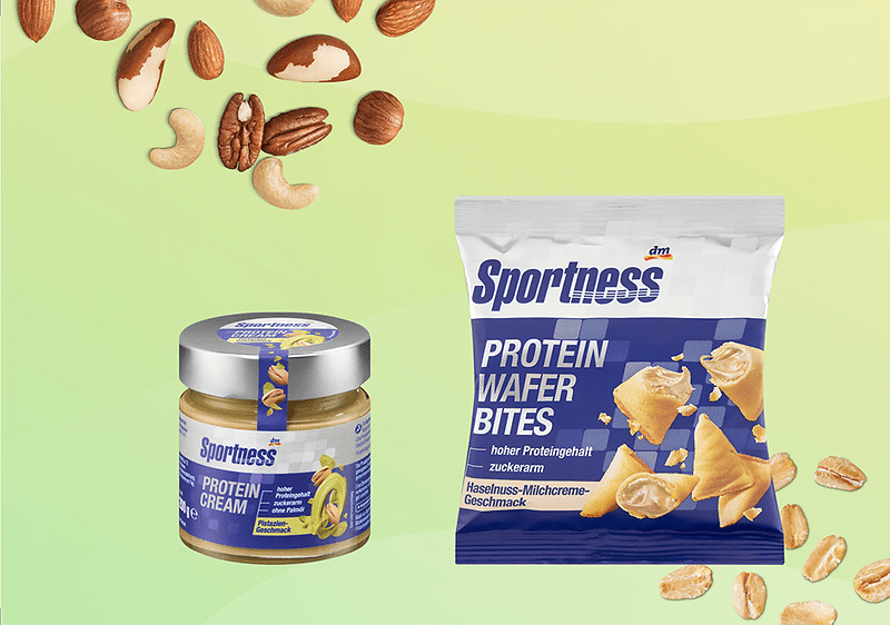 Protein crema spalmabile e sacchetto di Protein wafer bites su sfondo verde con noci e cereali