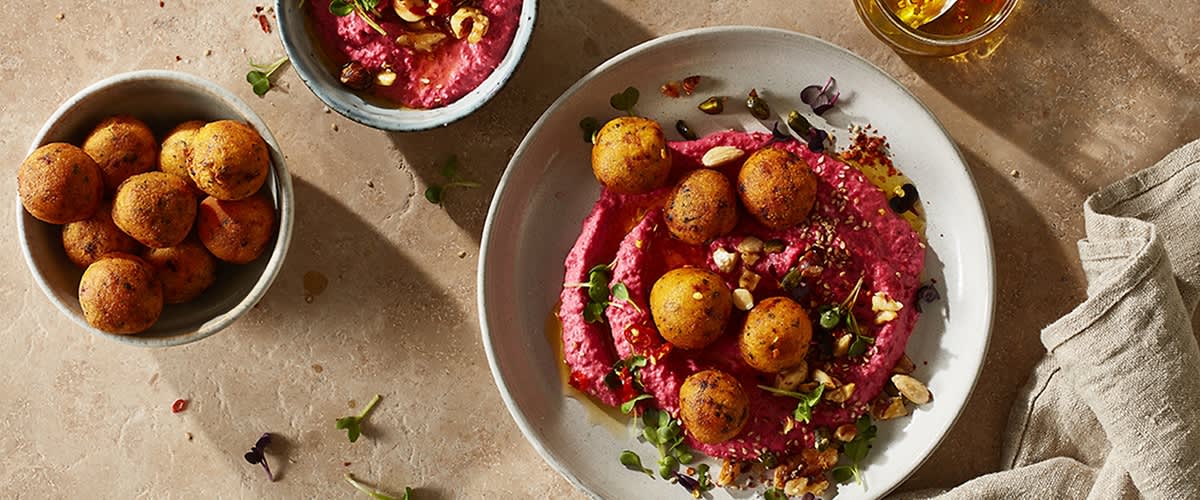 Falafel con hummus di barbabietola