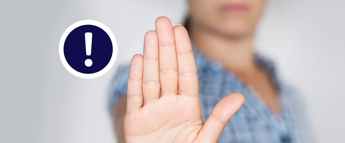 donna fa segno dello stop con la mano