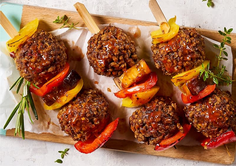Spiedini di polpette di semi di girasole con melanzane e peperoni 