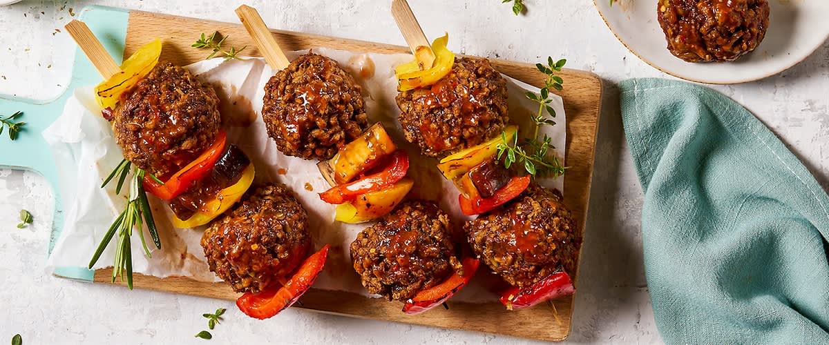 Spiedini di polpette di semi di girasole con melanzane e peperoni