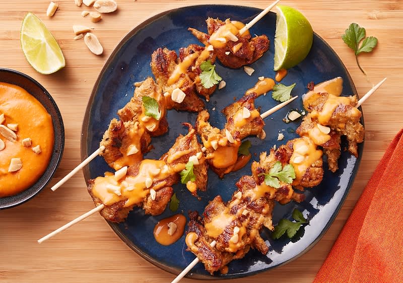 Spiedini Teriyaki vegani "Chicken-Style" con salsa di arachidi