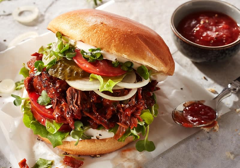 Jackfruit-burger vegano con salsa BBQ