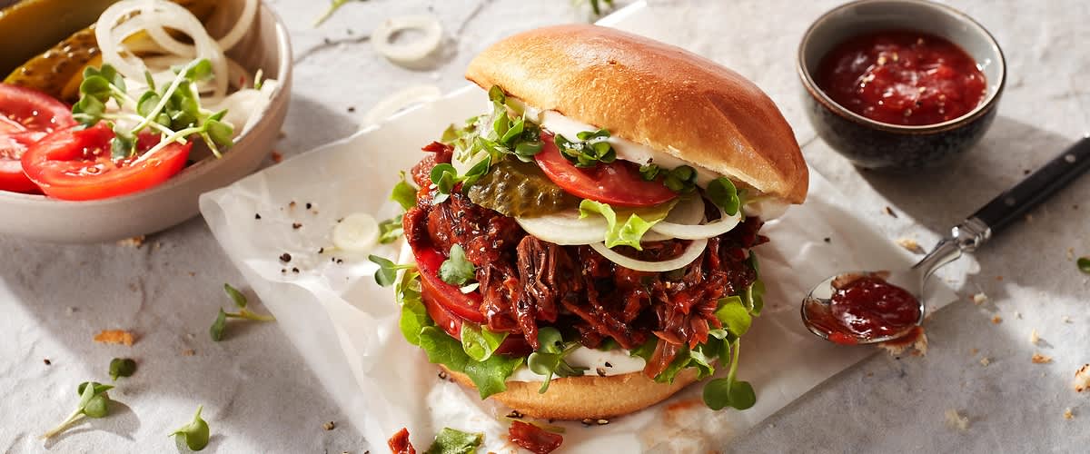 Jackfruit-burger vegano con salsa BBQ