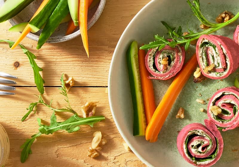 Roll di crêpes con foglie di spinaci e crema alle erbe aromatiche