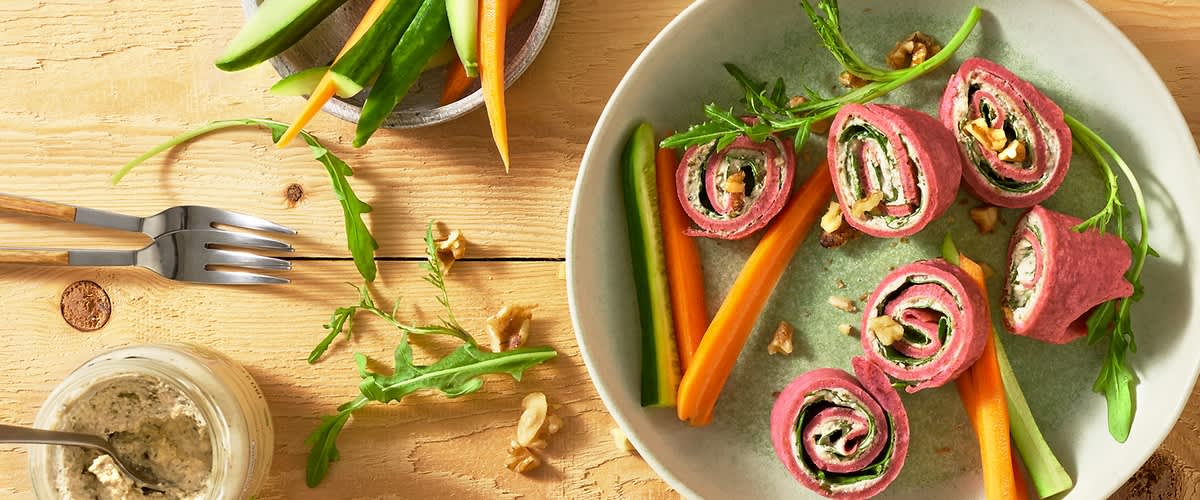 Roll di crêpes con foglie di spinaci e crema alle erbe aromatiche