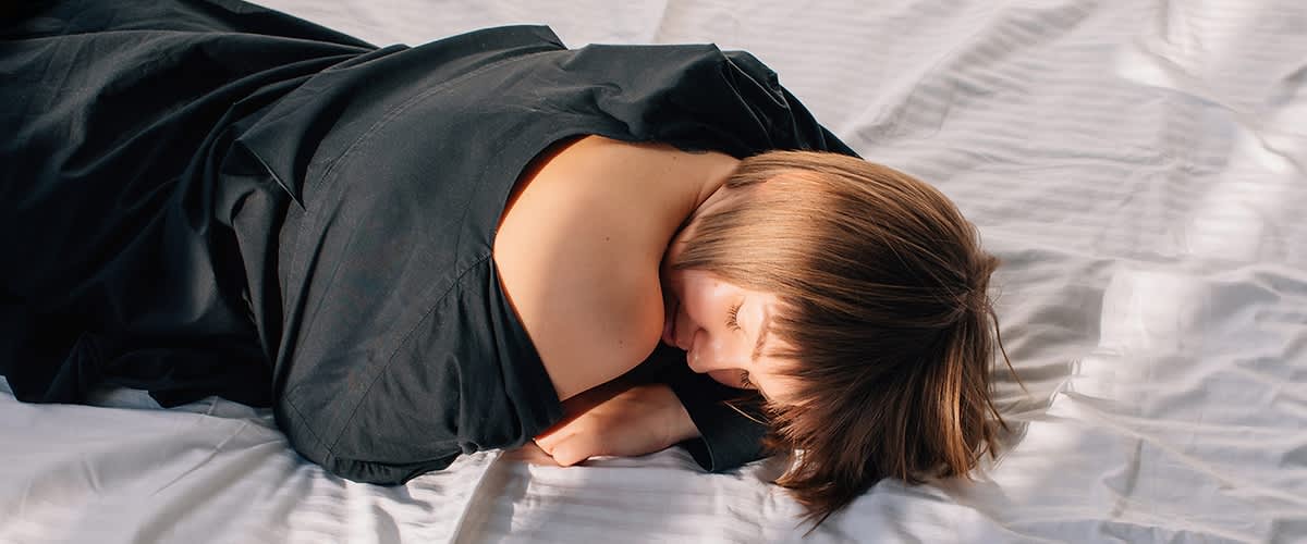 Donna distesa sul letto che si riposa