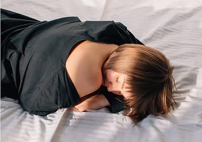 Donna distesa sul letto che si riposa