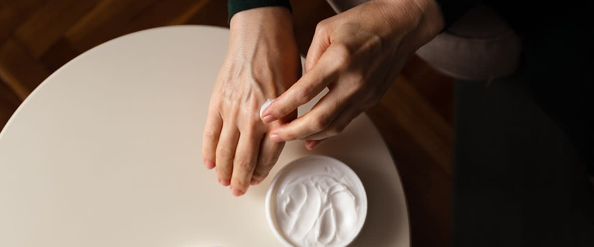 Persona si mette la crema sulle mani