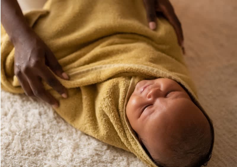 bebè avvolto in una coperta calda