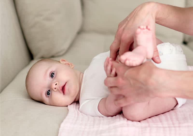 bebè riceve un massaggio sul divano