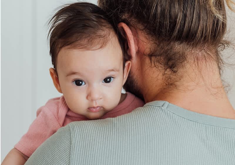 bebè in braccio alla mamma